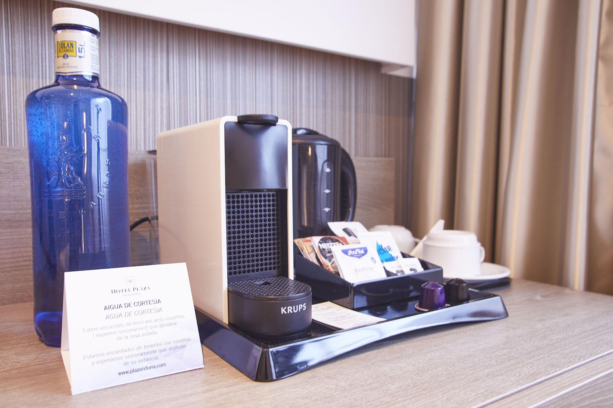 فندق بلازا أندورا لا فيلا المظهر الخارجي الصورة A Nespresso coffee machine in a hotel room