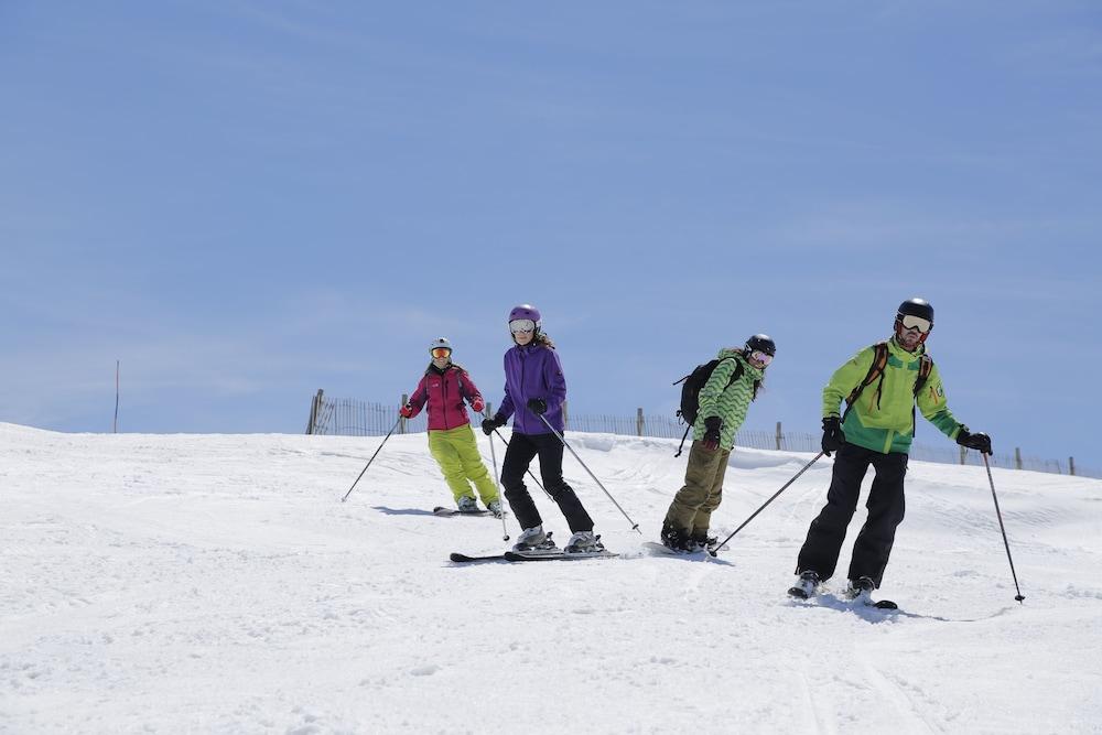 فندق بلازا أندورا لا فيلا المظهر الخارجي الصورة Cross-country skiers at the 2010 Olympics